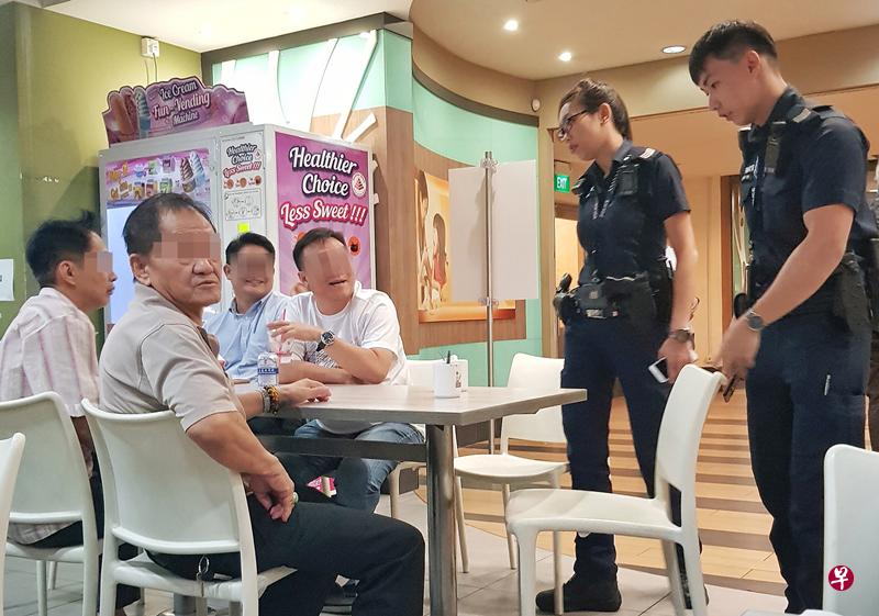 投资者向警方说明拿不回钱的来龙去脉。(徐颖荃摄) 投资者向警方说明拿不回钱的来龙去脉。(徐颖荃摄)