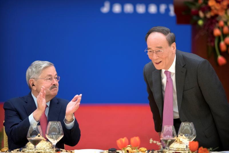 中国国家副主席王岐山(右)昨天在北京人民大会堂举行的“纪念中美建交40周年招待会”上致辞时,进一步呼吁中美管控分歧并推进合作。在他身边的是美国驻华大使布兰斯塔德。(路透社) 中国国家副主席王岐山(右)昨天在北京人民大会堂举行的“纪念中美建交40周年招待会”上致辞时,进一步呼吁中美管控分歧并推进合作。在他身边的是美国驻华大使布兰斯塔德。(路透社)