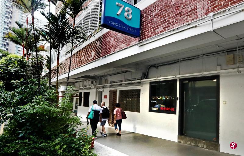 市区重建局会继续与中峇鲁的部分商户沟通,以确保他们在被划为纯住宅用途的单位内没有违规营业。(吴伟国摄) 市区重建局会继续与中峇鲁的部分商户沟通,以确保他们在被划为纯住宅用途的单位内没有违规营业。(吴伟国摄)