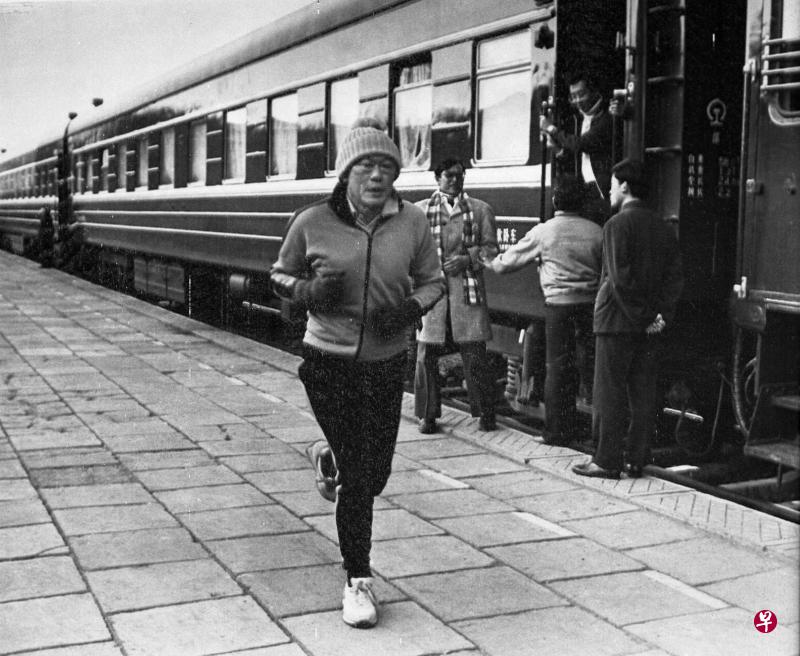 李光耀在1980年第二次访问中国时，到河北省历史文化古城承德避暑山庄参观后，准备乘坐专列回北京时，不忘锻炼体魄，在火车站月台作跑步健身。（档案照片）