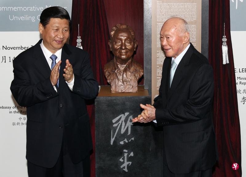 2010年11月14日，李光耀和到访的中国国家副主席习近平（左）共同为竖立在新加坡河畔的邓小平纪念碑主持揭幕仪式。（档案照片）