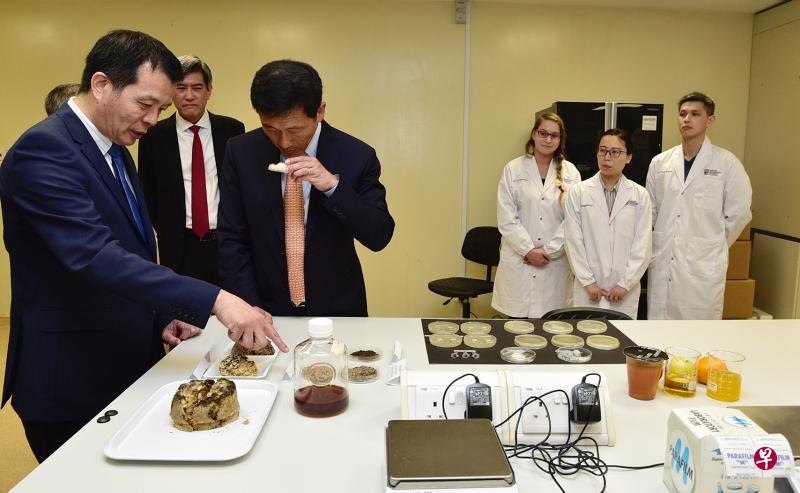 教育部长王乙康(左三)出席星狮集团—南洋理工大学饮食创新实验室的开幕式。(海峡时报) 教育部长王乙康(左三)出席星狮集团—南洋理工大学饮食创新实验室的开幕式。(海峡时报)