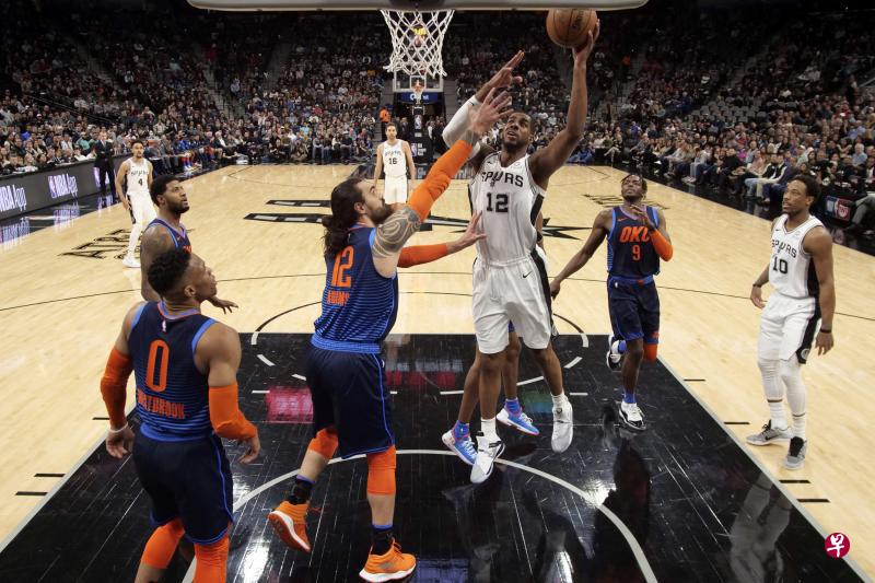 大前锋阿尔德里奇(右三)锐不可当,是马刺获胜的头号功臣。(今日美国) 大前锋阿尔德里奇(右三)锐不可当,是马刺获胜的头号功臣。(今日美国)