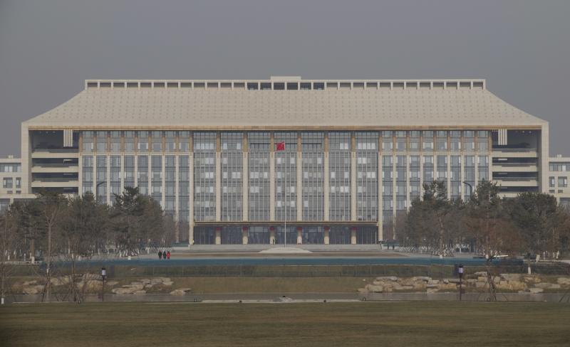 北京市级行政中心昨天正式迁入位于通州区的城市副中心,行政办公区主广场上举行升旗仪式。图为位于城市副中心行政办公区的中共北京市委办公大楼。(中新社) 北京市级行政中心昨天正式迁入位于通州区的城市副中心,行政办公区主广场上举行升旗仪式。图为位于城市副中心行政办公区的中共北京市委办公大楼。(中新社)