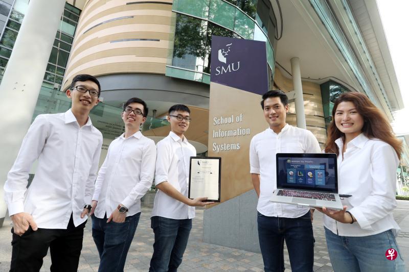 新加坡管理大学信息系统学院的三年级学生麦诚峰(左起)、林彦宏、刘文荣、陈永泉、张欣俐和张睿琛(不在照片中)为圣伯纳德生活辅助村研发的物联网系统,获颁最佳毕业专题作业。(饶进礼摄) 新加坡管理大学信息系统学院的三年级学生麦诚峰(左起)、林彦宏、刘文荣、陈永泉、张欣俐和张睿琛(不在照片中)为圣伯纳德生活辅助村研发的物联网系统,获颁最佳毕业专题作业。(饶进礼摄)