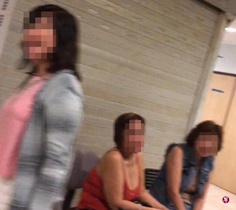 三名年过七旬的“阿嫲”坐在店前,询问路过的男子是否要按摩。(读者提供) 三名年过七旬的“阿嫲”坐在店前,询问路过的男子是否要按摩。(读者提供)