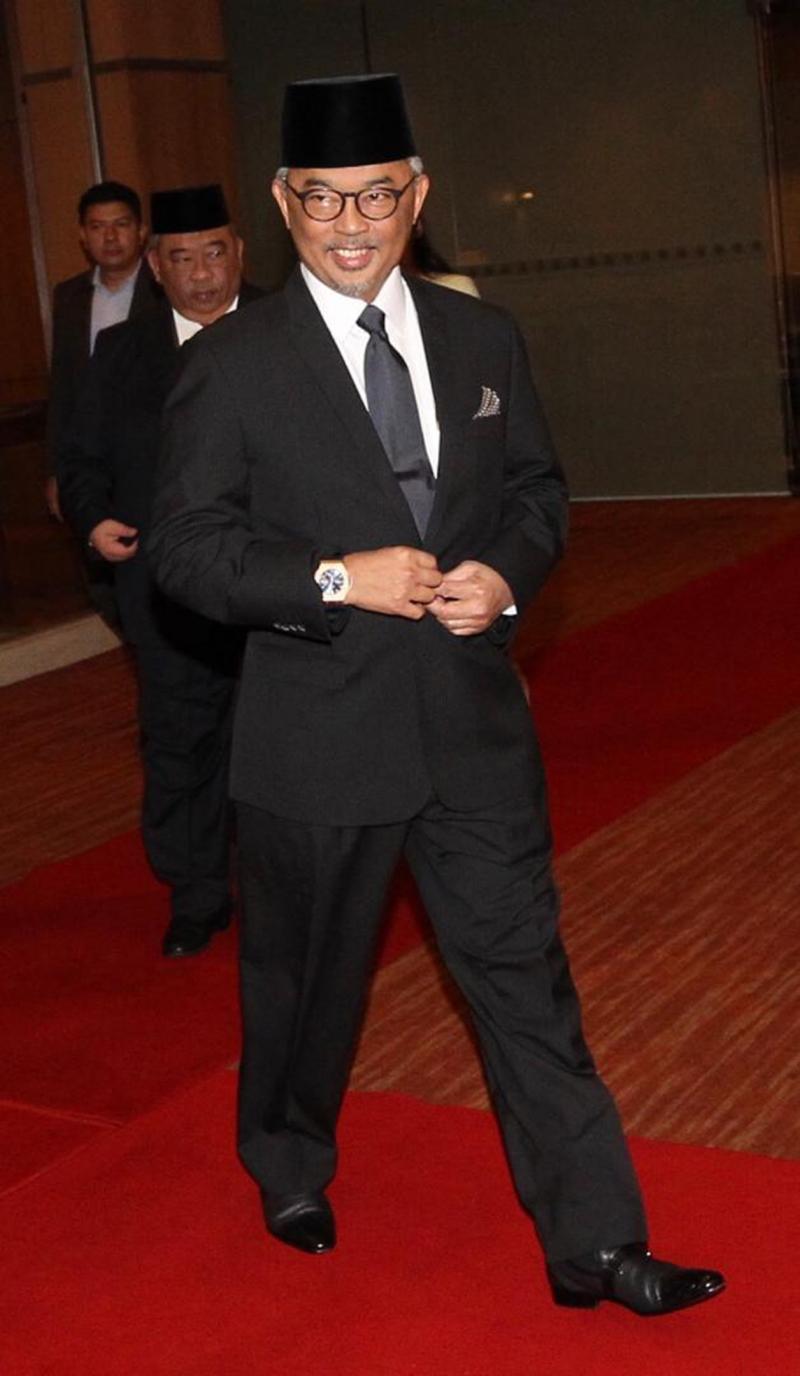 彭亨州摄政王阿都拉周五到吉隆坡出席彭亨王室理事会会议时脸带笑容,但当时他拒绝证实自己是否很快就会继位。(星洲日报) 彭亨州摄政王阿都拉周五到吉隆坡出席彭亨王室理事会会议时脸带笑容,但当时他拒绝证实自己是否很快就会继位。(星洲日报)