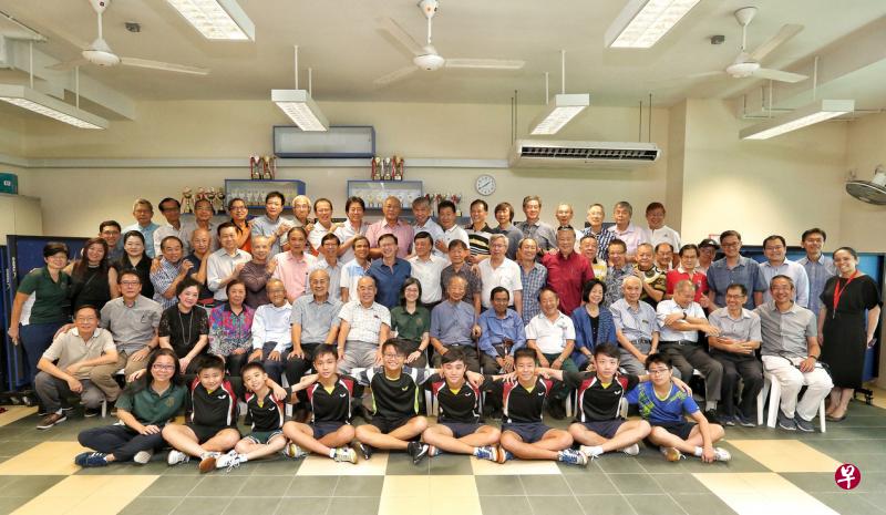 昨天约70人出席公教中学1969年及1971毕业生的50周年纪念聚餐会,现场十分热闹。(特约陈福洲摄) 昨天约70人出席公教中学1969年及1971毕业生的50周年纪念聚餐会,现场十分热闹。(特约陈福洲摄)