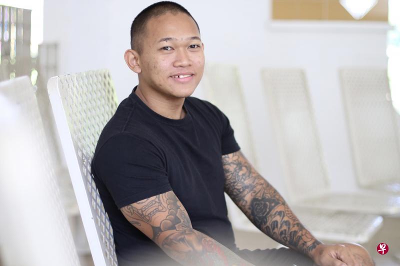 曾坐过牢的陈泓珲希望公众不要带着有色眼镜看待文身者或肯改过自新的前囚犯。 曾坐过牢的陈泓珲希望公众不要带着有色眼镜看待文身者或肯改过自新的前囚犯。