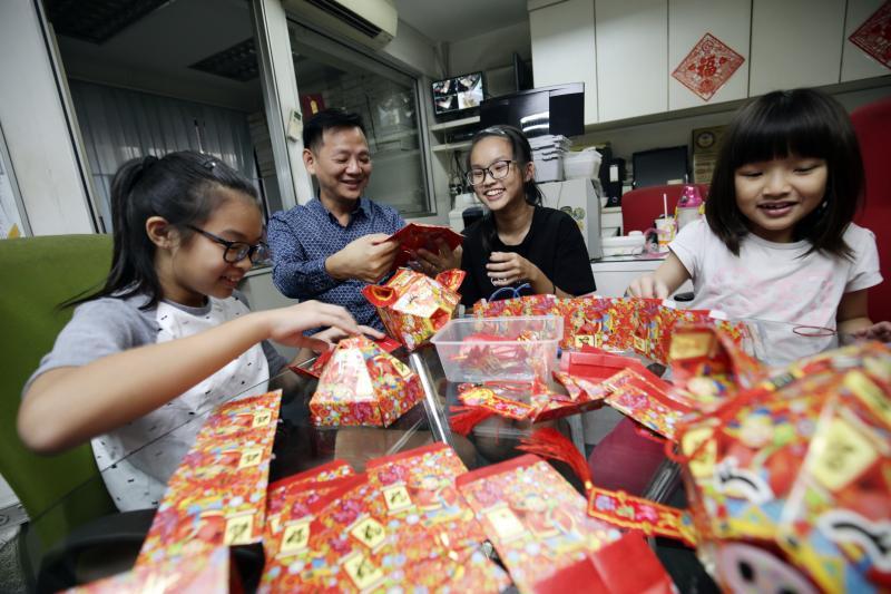 陈清山细心指导四个小女生制作五福猪,过程笑声连连。 陈清山细心指导四个小女生制作五福猪,过程笑声连连。