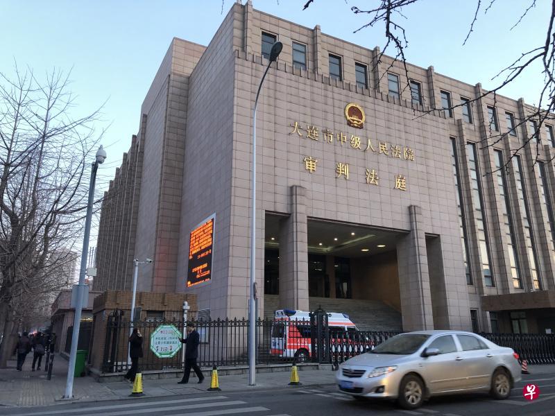 大连市中级人民法院从今早8时开始重审谢伦伯格走私毒品案,法官经过约10小时审讯作出上述判决。(杨丹旭摄) 大连市中级人民法院从今早8时开始重审谢伦伯格走私毒品案,法官经过约10小时审讯作出上述判决。(杨丹旭摄)
