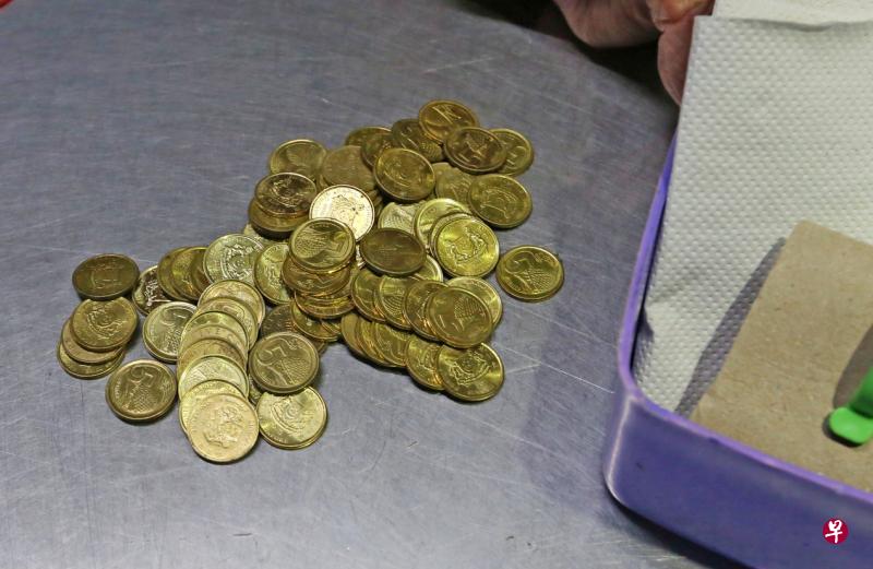 货币(修正)法案三读通过后,未来用5分硬币付款时,最多只能用20枚,换句话说款额顶限为1元。(档案照片) 货币(修正)法案三读通过后,未来用5分硬币付款时,最多只能用20枚,换句话说款额顶限为1元。(档案照片)