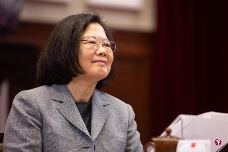蔡英文昨天被问到“下班后在做什么”时,她透露喜欢睡前一定要吃东西、看电视,更喜欢在睡前吃泡面,同时也会观看最近大热的宫斗剧《延禧攻略》、《如懿传》。(彭博社) 蔡英文昨天被问到“下班后在做什么”时,她透露喜欢睡前一定要吃东西、看电视,更喜欢在睡前吃泡面,同时也会观看最近大热的宫斗剧《延禧攻略》、《如懿传》。(彭博社)