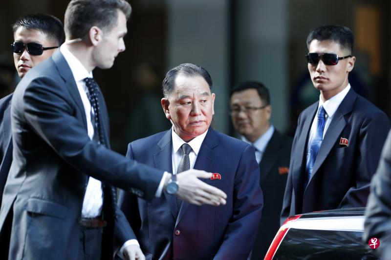 消息人士透露朝鲜劳动党中央副委员长兼统战部长金英哲(中)已预定17日下午从北京飞往华盛顿的机票。图为金英哲2018年前往美国时的照片。(档案照) 消息人士透露朝鲜劳动党中央副委员长兼统战部长金英哲(中)已预定17日下午从北京飞往华盛顿的机票。图为金英哲2018年前往美国时的照片。(档案照)