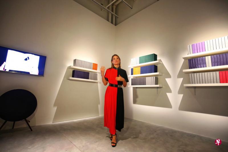 刘玉玲上周来新为自己的艺术展开幕。(萧紫薇摄) 刘玉玲上周来新为自己的艺术展开幕。(萧紫薇摄)