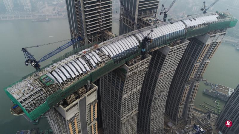 空中“水晶连廊”横跨四栋塔楼，总面积超过1万平方米，拥有观景台、俱乐部、餐饮及娱乐等公共空间。（新华社）