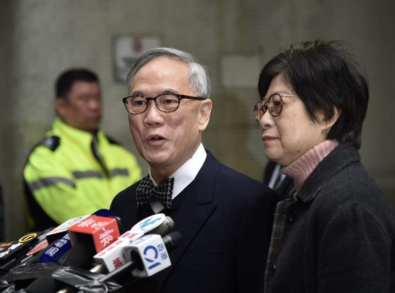 香港前行政长官曾荫权昨早在太太曾鲍笑薇的陪同下,离开羁留病房,到医院外采访区会见媒体记者。(香港中通社) 香港前行政长官曾荫权昨早在太太曾鲍笑薇的陪同下,离开羁留病房,到医院外采访区会见媒体记者。(香港中通社)