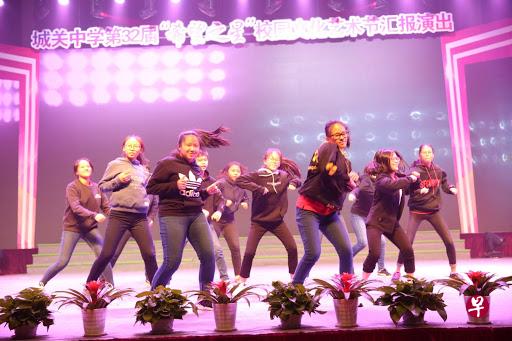 辅廉中学学生参加平湖市城关中学演出,表演古筝、街舞及大合唱。(辅廉中学提供) 辅廉中学学生参加平湖市城关中学演出,表演古筝、街舞及大合唱。(辅廉中学提供)