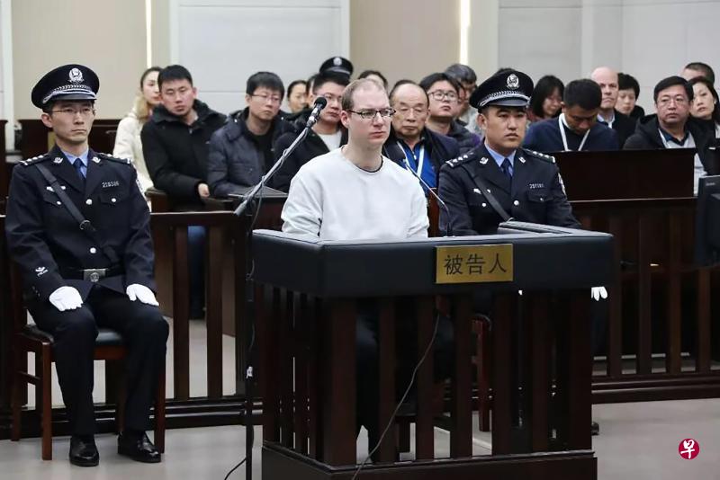 根据《联合早报》记者在12月底和本周一在法院旁听的庭审信息,谢伦伯格在庭上辩称,他只是一名来中国旅行的游客,被犯罪分子陷害了。(法新社) 根据《联合早报》记者在12月底和本周一在法院旁听的庭审信息,谢伦伯格在庭上辩称,他只是一名来中国旅行的游客,被犯罪分子陷害了。(法新社)