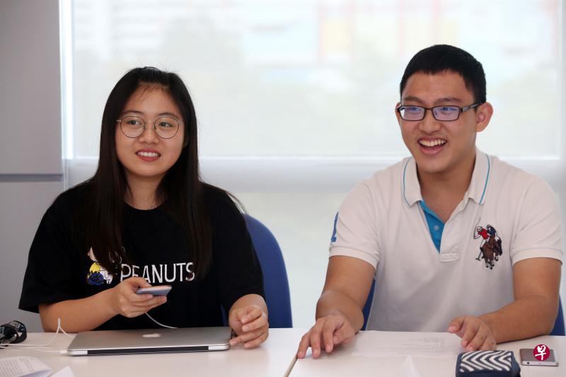 主席/主持人:程万里华侨中学(高中部)毕业生(右)(邝启聪明摄影) 主席/主持人:程万里华侨中学(高中部)毕业生(右)(邝启聪明摄影)