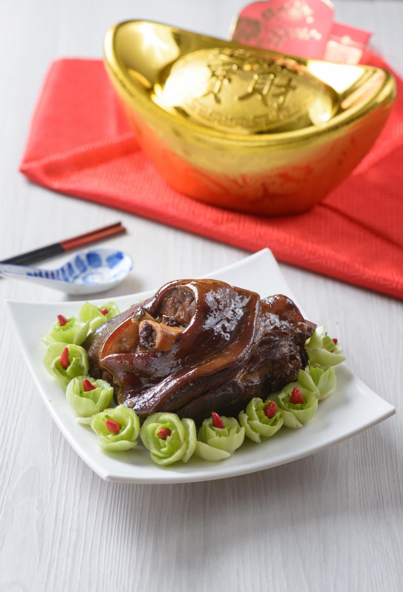 【新年年菜】横财就手 (红烧元蹄)。《优1周》/uweekly.sg 【新年年菜】横财就手 (红烧元蹄)。《优1周》/uweekly.sg