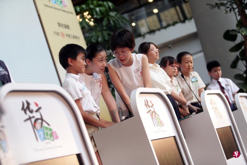 去年的“华文大比拼”共吸引90多所中小学的近2000名学生参赛，图为决赛圈小学参赛队伍紧张作答的画面。（档案照片）