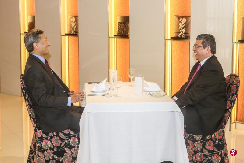 马国外长赛富丁(右)于1月8日到新加坡与我国外长维文会谈时气氛良好,两人还多次互称对方“兄弟”。他们当天用餐时也言谈甚欢。(档案照片) 马国外长赛富丁(右)于1月8日到新加坡与我国外长维文会谈时气氛良好,两人还多次互称对方“兄弟”。他们当天用餐时也言谈甚欢。(档案照片)