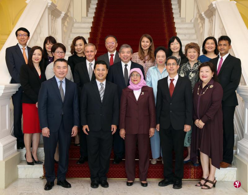 哈莉玛总统昨天为董事会多元化理事会主持推介仪式,由新加坡交易所首席执行长罗文才(前排左一)和全国志愿服务与慈善中心主席陈沈明媚(前排右一)共同担任新主席。社会及家庭发展部长兼国家发展部第二部长李智陞(前排左二)和教育部兼社会及家庭发展部高级政务次长费绍尔博士(前排右二)也出席这场活动。(邝启聪摄) 哈莉玛总统昨天为董事会多元化理事会主持推介仪式,由新加坡交易所首席执行长罗文才(前排左一)和全国志愿服务与慈善中心主席陈沈明媚(前排右一)共同担任新主席。社会及家庭发展部长兼国家发展部第二部长李智陞(前排左二)和教育部兼社会及家庭发展部高级政务次长费绍尔博士(前排右二)也出席这场活动。(邝启聪摄)