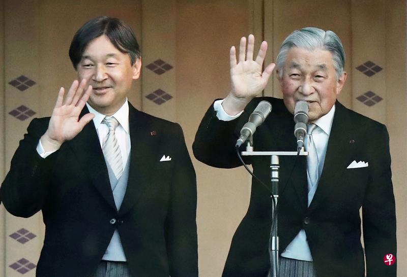 2019年1月2日,日皇明仁(右)和太子德仁在东京皇宫举行的新年问候仪式上向人群挥手致意。(法新社) 2019年1月2日,日皇明仁(右)和太子德仁在东京皇宫举行的新年问候仪式上向人群挥手致意。(法新社)