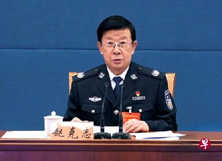 公安部部长赵克志昨天在全国公安厅局长会议上要求,要以防范抵御“颜色革命”为重点,坚决打好政治安全保卫仗(图片取自中国公安部官网) 公安部部长赵克志昨天在全国公安厅局长会议上要求,要以防范抵御“颜色革命”为重点,坚决打好政治安全保卫仗(图片取自中国公安部官网)