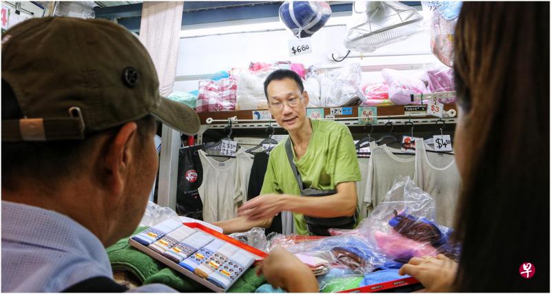 熊宝明照顾两个残疾妹妹多年,牛车水大厦3月起将关闭三个月整修,公众担心他无法应付生活费,纷纷买毛巾支持。 熊宝明照顾两个残疾妹妹多年,牛车水大厦3月起将关闭三个月整修,公众担心他无法应付生活费,纷纷买毛巾支持。