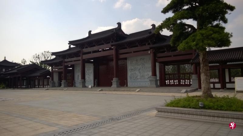 新建的南大门入口，宽阔新颖。