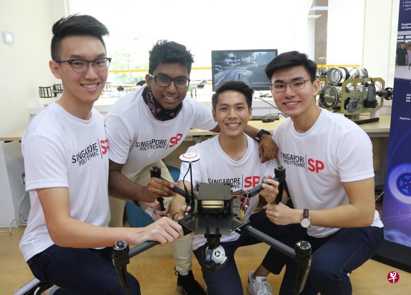 陈明仁(右二)和同学一起研发能够巡逻校园的无人机,他们希望透过5G科技,让无人机完全自动化,并扩大运作范围。(庄耿闻摄) 陈明仁(右二)和同学一起研发能够巡逻校园的无人机,他们希望透过5G科技,让无人机完全自动化,并扩大运作范围。(庄耿闻摄)