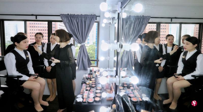 鼎泰丰租下幸运商业中心的一个公寓单位,打造成员工休息室,其中一个房间让员工上化妆课。(严宣融摄) 鼎泰丰租下幸运商业中心的一个公寓单位,打造成员工休息室,其中一个房间让员工上化妆课。(严宣融摄)