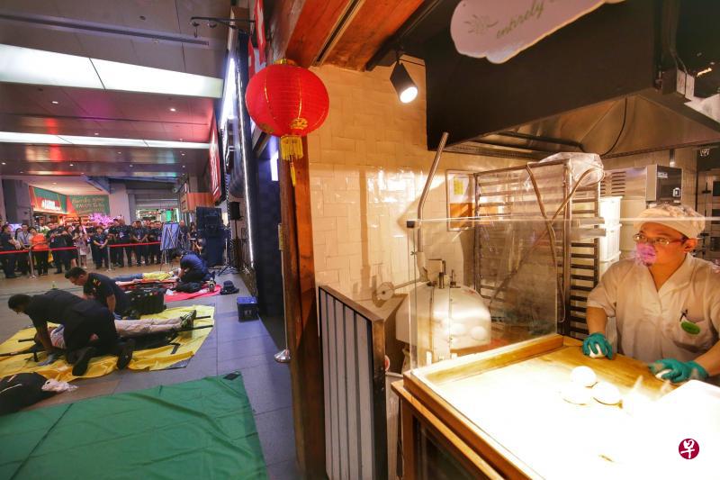 今年的“心跳演习”在商场举行,让商家也加入对抗恐怖袭击的行列。图为313@Somerset商场一家餐馆的面包师傅在演习的紧张氛围中,不忘继续捏面团。(林国明摄) 今年的“心跳演习”在商场举行,让商家也加入对抗恐怖袭击的行列。图为313@Somerset商场一家餐馆的面包师傅在演习的紧张氛围中,不忘继续捏面团。(林国明摄)