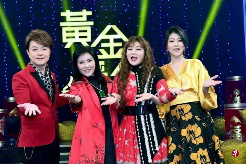 李亚萍(左二)代夫出征,和王彩桦(右二)搭档主持《黄金年代》。左一为翁立友,右一为曹雅雯。(华视图) 李亚萍(左二)代夫出征,和王彩桦(右二)搭档主持《黄金年代》。左一为翁立友,右一为曹雅雯。(华视图)