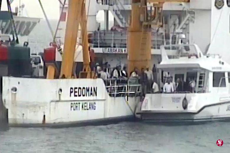 奥斯曼沙比安上周三带了许多人登上停留在我国海域的马国浮标船Pedoman号巡视,事后还在面簿发照片和贴文,行径高调,引起争议。(新加坡警察部队) 奥斯曼沙比安上周三带了许多人登上停留在我国海域的马国浮标船Pedoman号巡视,事后还在面簿发照片和贴文,行径高调,引起争议。(新加坡警察部队)