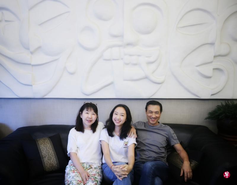 在父母的扶持与鼓励下，本地潮剧新星陈纬恬（中）16年来风雨兼程地学戏、表演，雕琢自身，完成艺术。