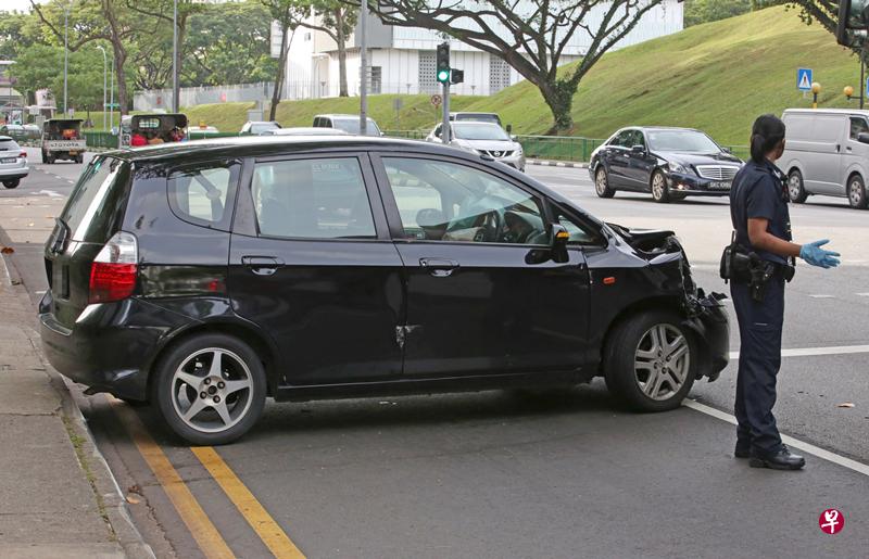 黑色轿车前方被撞凹,安全气囊也弹出。(陈佩敏摄) 黑色轿车前方被撞凹,安全气囊也弹出。(陈佩敏摄)