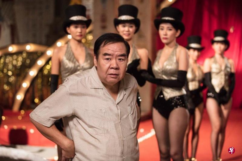 郑则仕(中)饰演的老千龙四,成为具影响力的香港电影制片。(互联网) 郑则仕(中)饰演的老千龙四,成为具影响力的香港电影制片。(互联网)