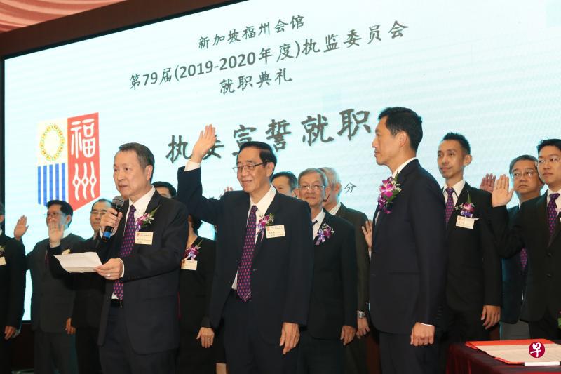 在教育部长王乙康(前排右一)的监誓下,洪宝兴(前排左一)带领新届执监委宣誓就职。前排中为第一副主席程文銮。(陈来福摄) 在教育部长王乙康(前排右一)的监誓下,洪宝兴(前排左一)带领新届执监委宣誓就职。前排中为第一副主席程文銮。(陈来福摄)