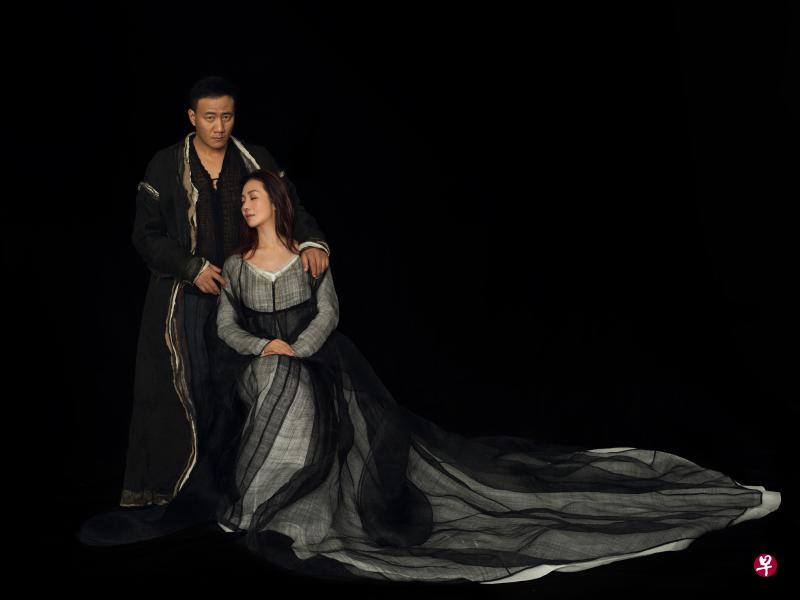 《哈姆雷特》是中国艺术家与英国皇家莎士比亚剧团“莎剧舞台本翻译计划”合作的最新演出。(滨海艺术中心提供) 《哈姆雷特》是中国艺术家与英国皇家莎士比亚剧团“莎剧舞台本翻译计划”合作的最新演出。(滨海艺术中心提供)