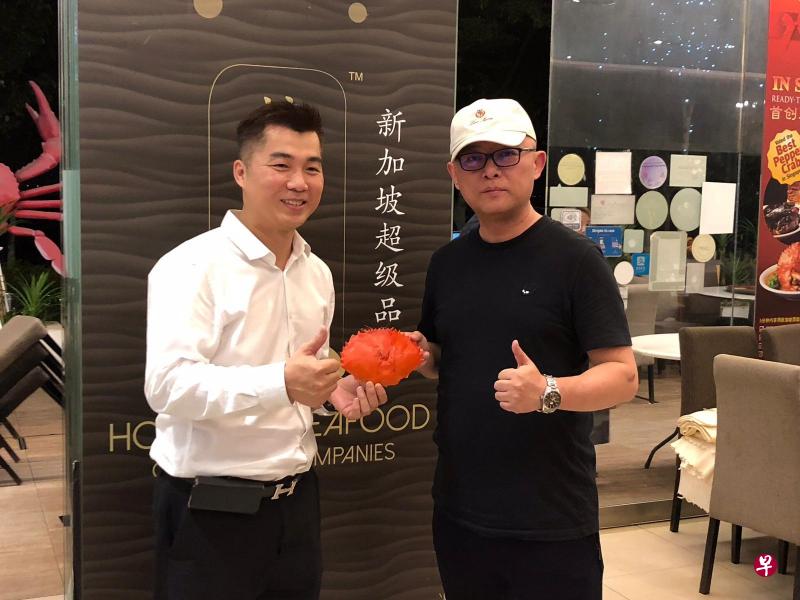 “螃蟹之家”创办人黄泯莱(左)参与由孟非主持的红娘节目《非诚勿扰》。(互联网) “螃蟹之家”创办人黄泯莱(左)参与由孟非主持的红娘节目《非诚勿扰》。(互联网)