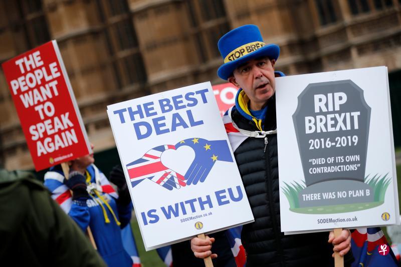 反脱欧的英国民众昨天在国会大厦外示威。(法新社) 反脱欧的英国民众昨天在国会大厦外示威。(法新社)