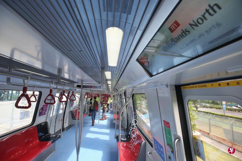 陆路交通管理局日前为汤申—东海岸线的非车资业务,包括地铁站零售空间和广告的经营者招标。图为汤东线列车。(档案照) 陆路交通管理局日前为汤申—东海岸线的非车资业务,包括地铁站零售空间和广告的经营者招标。图为汤东线列车。(档案照)