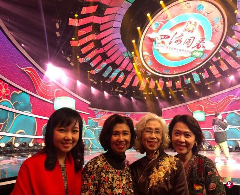 新艺剧坊创办人朱敬芬受湖南卫视之邀,到长沙录制《文化中国·四海同春2019全球华人华侨春节大联欢》。(左起)陈绿漪、朱少芬、朱敬芬和陈泠孜。(受访者提供) 新艺剧坊创办人朱敬芬受湖南卫视之邀,到长沙录制《文化中国·四海同春2019全球华人华侨春节大联欢》。(左起)陈绿漪、朱少芬、朱敬芬和陈泠孜。(受访者提供)