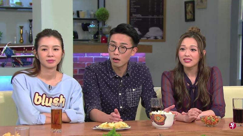 麦明诗(左)和冯盈盈(右)在节目中的言谈百无禁忌,男主持陆浩明负责打圆场,起着平衡克制作用。(互联网) 麦明诗(左)和冯盈盈(右)在节目中的言谈百无禁忌,男主持陆浩明负责打圆场,起着平衡克制作用。(互联网)