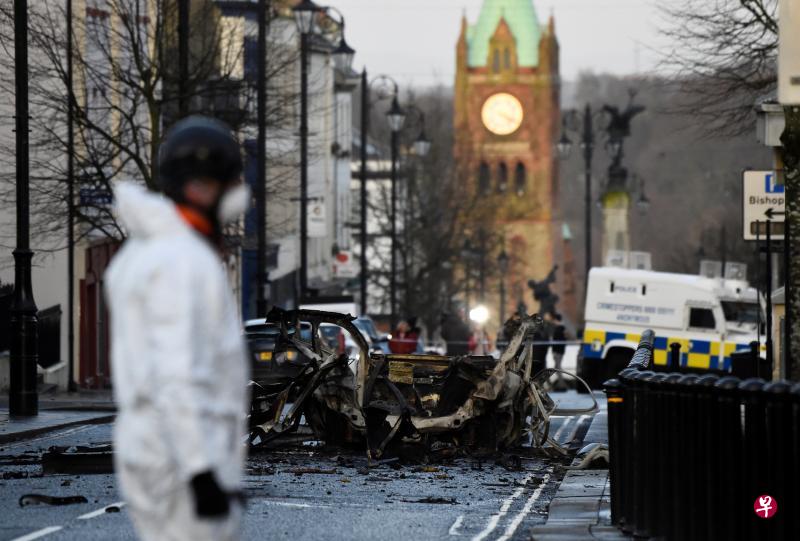 北爱伦敦德里这起汽车爆炸案在当地时间周六晚上8时10分发生,装着爆炸物的车子烧得只剩骨架。(路透社) 北爱伦敦德里这起汽车爆炸案在当地时间周六晚上8时10分发生,装着爆炸物的车子烧得只剩骨架。(路透社)