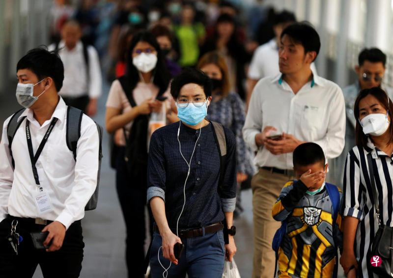 曼谷的烟霾问题恶化,许多民众都戴上口罩出门。(路透社) 曼谷的烟霾问题恶化,许多民众都戴上口罩出门。(路透社)