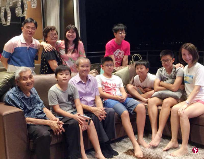 林容(前排左一)和陈亚吉(前排左三)与家人合照。(受访者提供) 林容(前排左一)和陈亚吉(前排左三)与家人合照。(受访者提供)